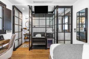 een woonkamer met een tv en een tafel bij VILLTAK La Maison - Adults Recommended Only in Marbella