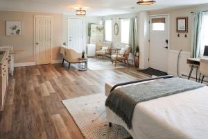 een slaapkamer met een bed en een woonkamer bij Modern Cozy Studio in East Windsor