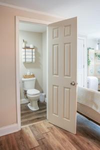 een badkamer met een toilet en een witte deur bij Modern Cozy Studio in East Windsor