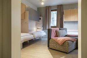 een woonkamer met een bank en een stoel bij Wilhelm Kliewer Haus in Mönchengladbach +36 foto's