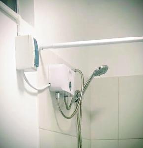 een douche in een badkamer met een douchekop bij Casa Vernaza - Zona residencial - Aeropuerto 5 min in Chiclayo