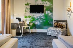 een woonkamer met een stoel en een bureau bij Wilhelm Kliewer Haus in Mönchengladbach