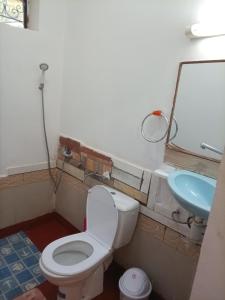 un bagno con un water bianco e un lavandino di Palmas Magramane a Oulad el Guern Altre 27 foto