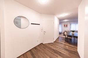 corridoio con sala da pranzo e soggiorno di The R Apartment Farnsberg a Basilea Altre 22 foto