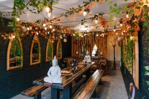 een kamer met een tafel met beelden erop bij Garden Cottage at Old Post Office in Bardon Mill
