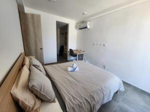 een slaapkamer met een groot bed in een kamer bij Samaia Loft in Santa Marta