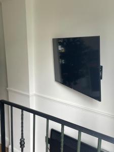 una TV a schermo piatto appesa a una parete di Birdellas the eleganant one a Castle Donington