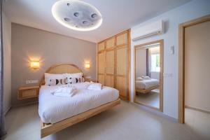 een slaapkamer met een groot bed en een spiegel bij Villa Moon in Tías +109 foto's