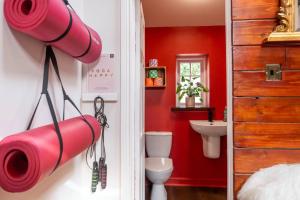 een rode badkamer met een toilet en een wastafel bij Garden Cottage at Old Post Office in Bardon Mill +26 foto's