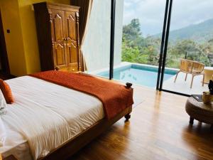 Cảnh núi rừng hoặc tầm nhìn ra núi từ khách sạn