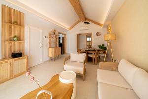een woonkamer met een bank en een tafel bij Villa Moon in Tías