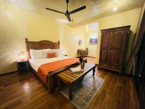 Giường trong phòng chung tại The Capoe House