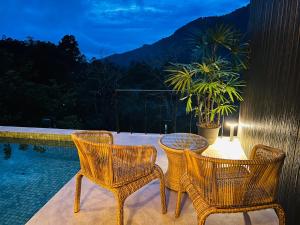 Cảnh núi rừng hoặc tầm nhìn ra núi từ khách sạn