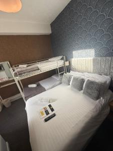 ein Zimmer mit zwei Etagenbetten in einem Hotelzimmer in der Unterkunft The Rockley Hotel in Blackpool