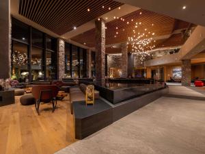 Khu vực ghế ngồi tại Swissôtel Damian Jasna