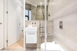 een witte badkamer met een toilet en een wastafel bij Welcome London - The York in Londen +291 foto's