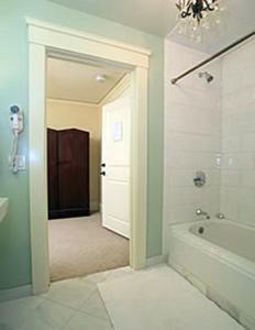 a bathroom with a shower and a tub and a sink at Arroyo Vista Inn in Los Angeles +77 photos