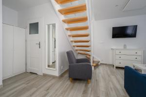 TV a/nebo společenská místnost v ubytování Domki Marina nad morzem + 63 fotografií