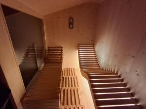una rampa di scale in un edificio con panchine di Chalet Cà Modest a Grosotto Altre 43 foto