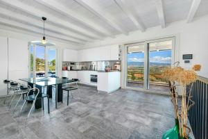 een keuken en eetkamer met een tafel en stoelen bij Villa With Views Over Ombrone Valley in Campagnatico