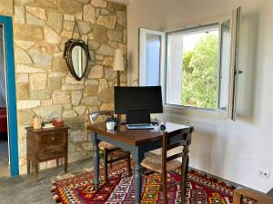 een kantoor met een bureau met een computer erop bij Villa With Views Over Ombrone Valley in Campagnatico