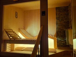 una stanza vuota con scale in un edificio di Chalet Cà Modest a Grosotto