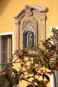 a statue sitting on the side of a building at La SERAFINA in Vanzaghello +32 photos