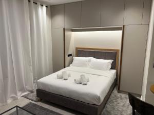 Giường trong phòng chung tại POST VIEW Center Luxury Apartments A2