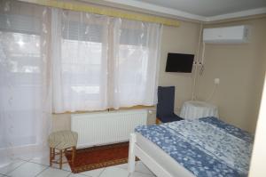 a small bedroom with a bed and a window at Heppház in Harkány