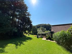 een grasveld met een gebouw en een huis bij Ferienwohnung Schmalental in Barntrup