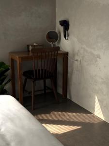 una scrivania in legno con sedia in camera di 木子寓所 Moozhouse a Magong