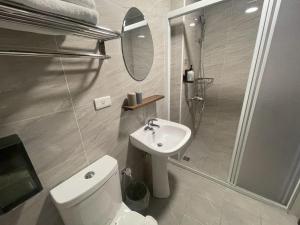 un bagno con wc, lavandino e doccia di 木子寓所 Moozhouse a Magong Altre 27 foto