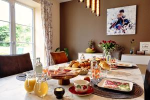 tavolo da pranzo con prodotti per la colazione di Le Relais de Lou maison d'hôtes  Altre 16 foto