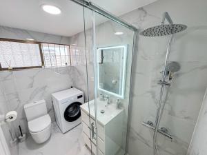 Et badeværelse på Spectacular Sea Views Benalmádena