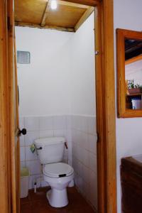 een badkamer met een wit toilet in een kamer bij Hotel Rabin Itzam in Lanquín +35 foto's
