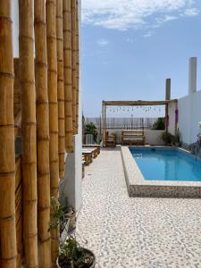 een gebouw met een zwembad naast een huis bij Olas inn in Asia