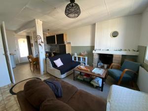 a living room with a couch and a fireplace at Maison idéale pour visiter Bordeaux in Ambarès-et-Lagrave