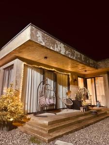 Tòa nhà nơi biệt thự tọa lạc