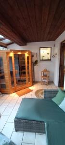 a living room with two couches and a table at Ferienwohnung Urlaubszeit in Illingen