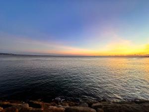 a view of the ocean at sunset at Ocean Gate Palace in Caxias