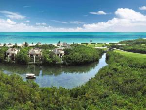 einem Luftblick auf ein Haus und einen Fluss in der Unterkunft Fairmont Mayakoba in Playa del Carmen