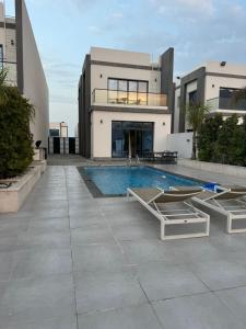 Hồ bơi trong/gần Al Dana Paradise Luxury Villas Palm Fujairah Sea View