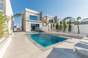 Hồ bơi trong/gần Al Dana Paradise Luxury Villas Palm Fujairah Sea View