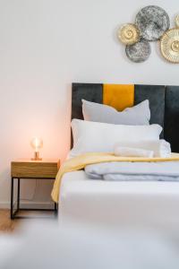 En eller flere senge i et værelse på YAYstay - "Lux" I 65m2 I Bahnhof I Balkon I TV I Kaffee I Waschmaschine I Trockner + 38 billeder