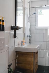 Et badeværelse på YAYstay - "Lux" I 65m2 I Bahnhof I Balkon I TV I Kaffee I Waschmaschine I Trockner