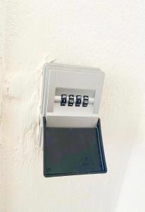 una sveglia su un muro con la parola debito di Blin's Apartament a Tirana Altre 2 foto