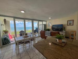 Et opholdsområde på Oceanfront Retreat in Playa Fortuna, Puerto Rico