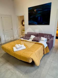 una camera da letto con un letto grande con asciugamani sopra di L' Attico "UnaNotteaCasaMia" a Sacrofano Altre 28 foto