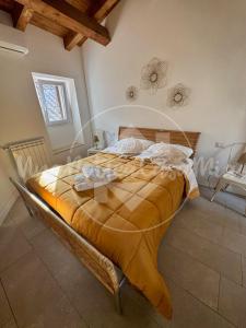 una camera da letto con un letto grande in una stanza di L' Attico "UnaNotteaCasaMia" a Sacrofano