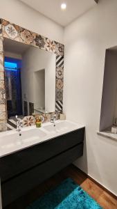 un bagno con un lavandino e un grande specchio di Luxury House a Cefalù Altre 49 foto